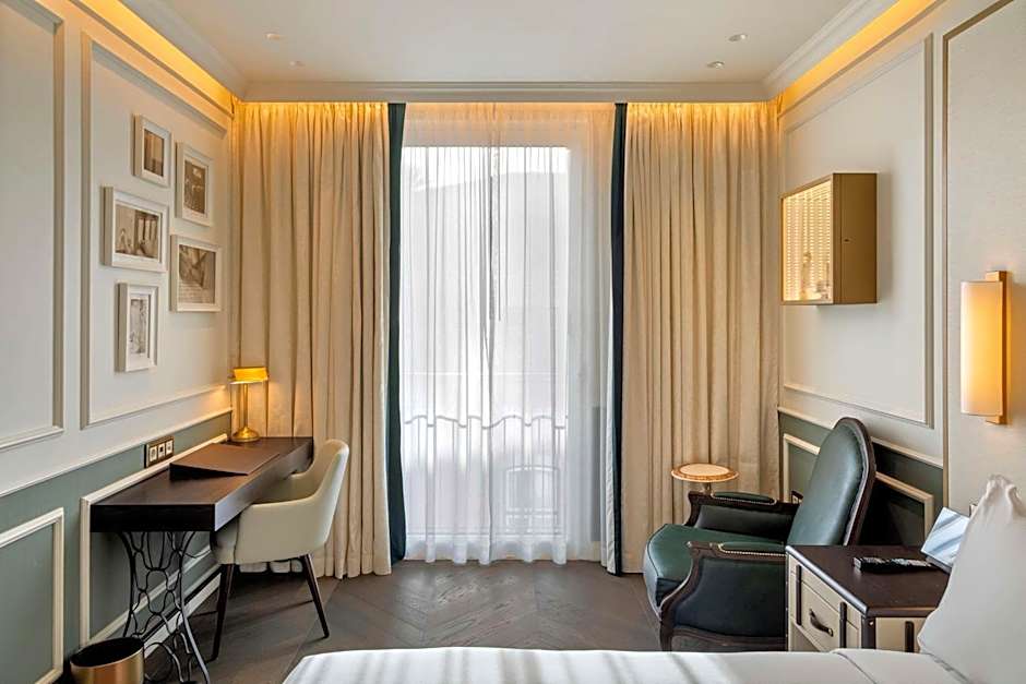 The Emerald House Lisbon, Curio Collection by Hilton