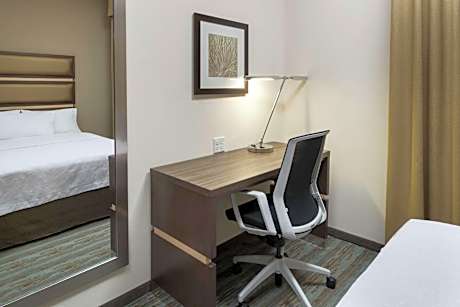 One-Bedroom Queen Suite with Two Queen Beds - Non-Smoking