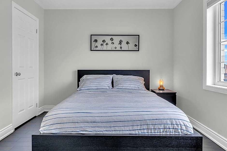 Oshawa Family Haven - Luxury 7BR Villa with Cozy Fireplaces & Hot Tub