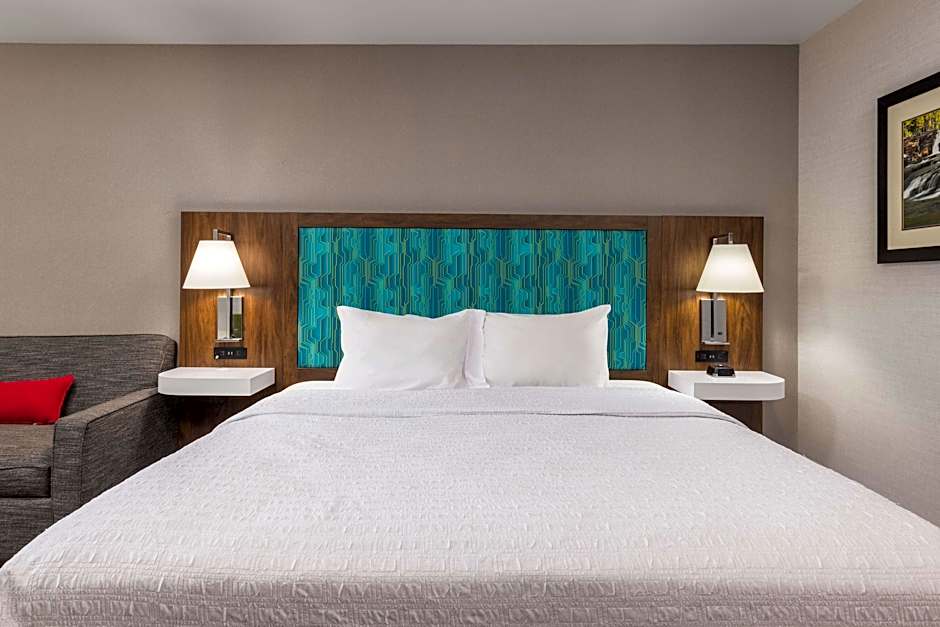 Photo 1 of 4 of 1 Queen Bed, Hearing/Mobility Accessible, Bathtub