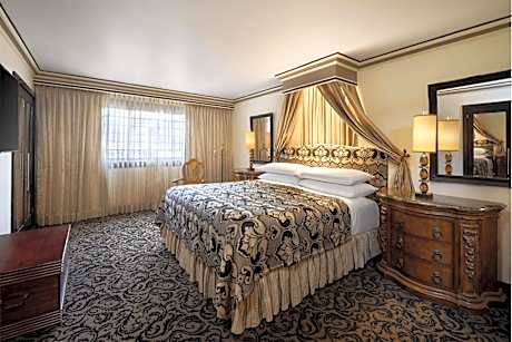 King Suite with Spa Bath, Sitting Area, Dining Area, Wet Bar and Marble Bathroom - Non-Smoking