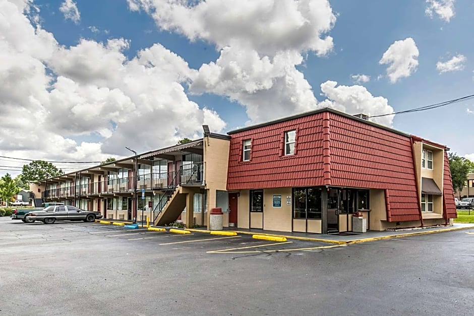 Econo Lodge North