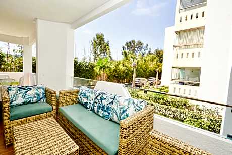 Modern Marina - Beach - Pool