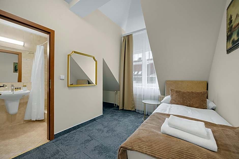 Hotel Reverie - Dependance, Check-in at Metropolitan Star