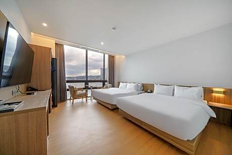 Family Room with Sea View