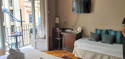 Smart Hotel Gallery House