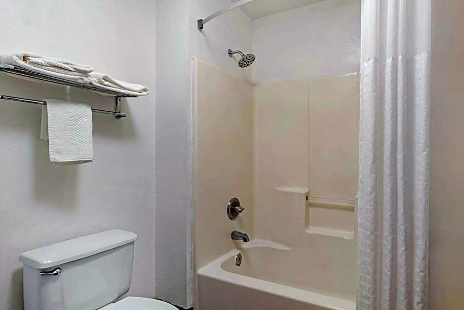 Quality Inn & Suites Decatur Priceville I-65