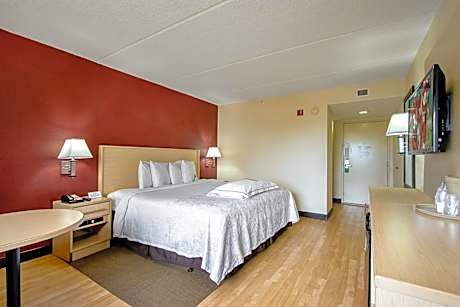 Premium King Room Smoke Free (Upgraded Bedding & Snack)