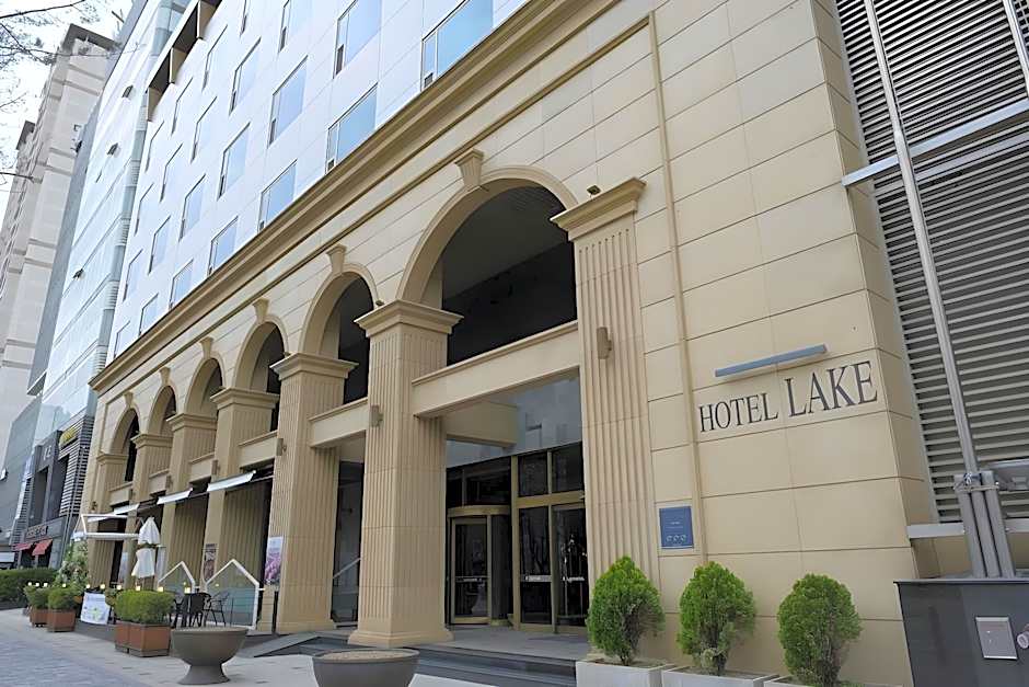 Lake Hotel