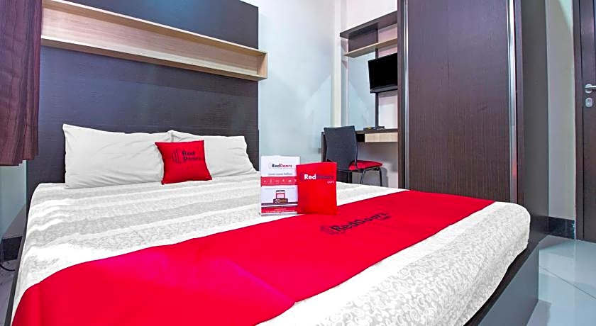 RedDoorz Plus near Isola UPI