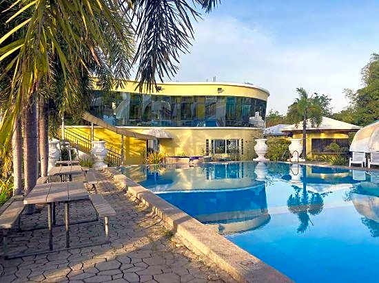 Metro Vigan Fiesta Garden Hotel