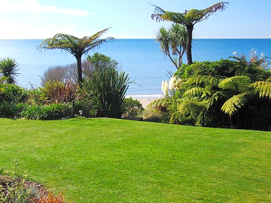 Adrift In Golden Bay- Absolute Beachfront Villas