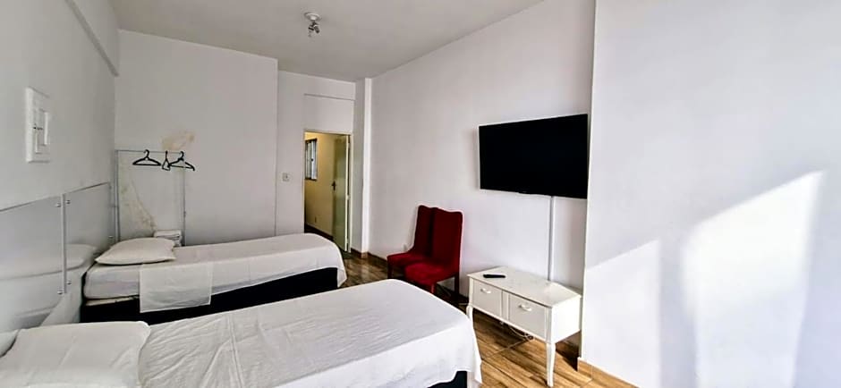 APARTAMENTO COPACABANA saleta, quarto grande com ar cond wi-fi a 2 qds da praia