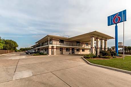 Motel 6-San Antonio, TX - South WW White Rd