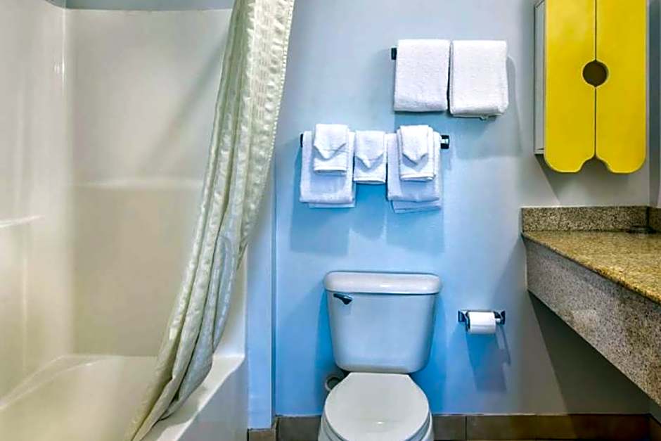 OYO Hotel Sulphur Kitchenette Daily Weekly Stays