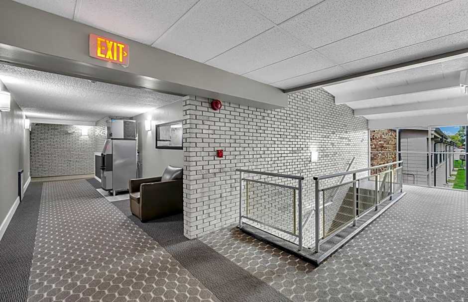 Eastland Suites Hotel & Conference Center By OYO Urbana