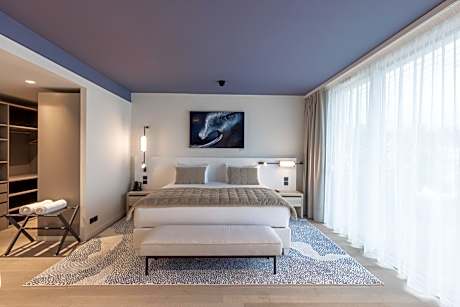 1 King Bed Suite Pool Access