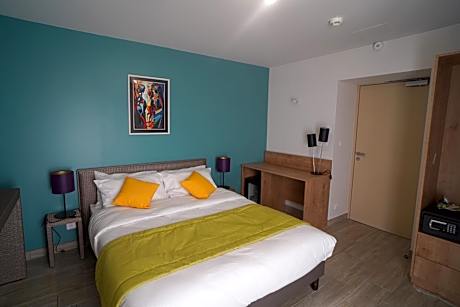 King Room with Roll-In Shower - Disability Access