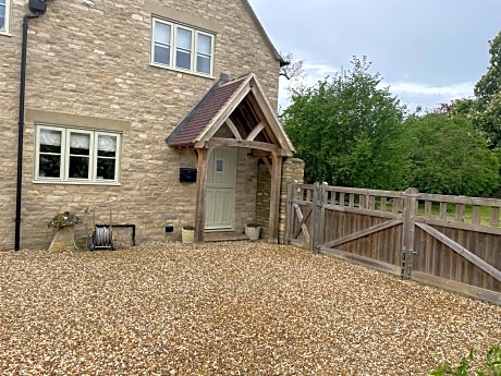 Field End House Strawberry Lane Meysey Hampton