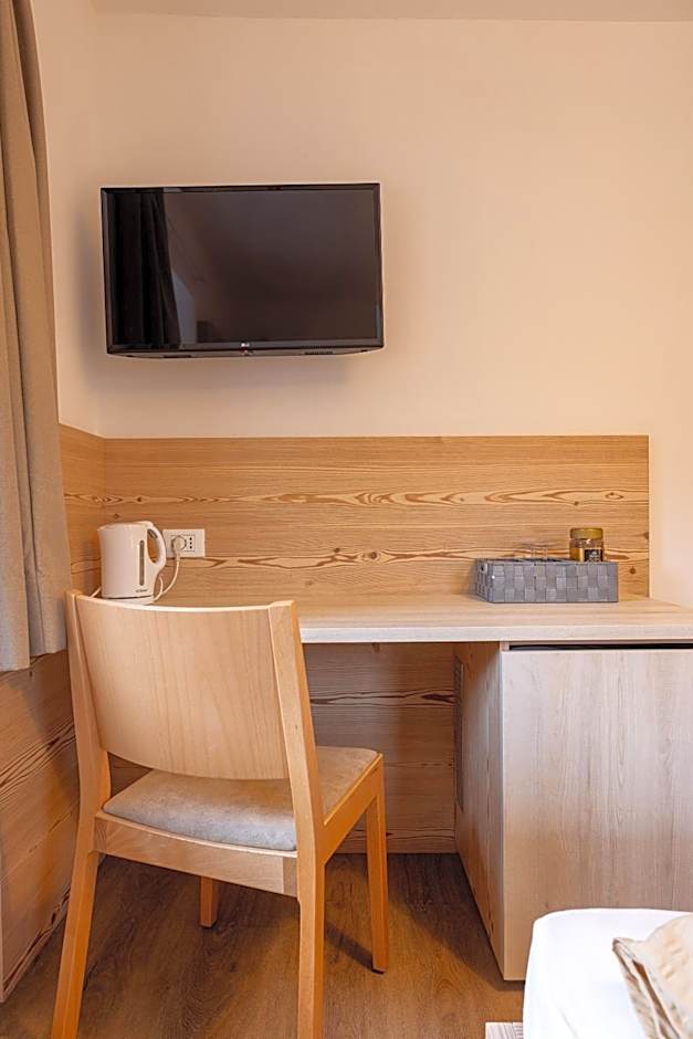 SAN PIETRO DOLOMITI Small Budget Hotel