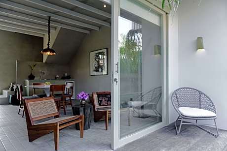 Studio O - Luxurious Duplex Studios Walk to Beach