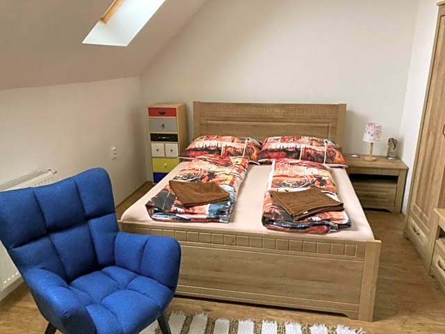 Dvojlôžková izba s vlastnou kúpelňou v priemyselnej zóne