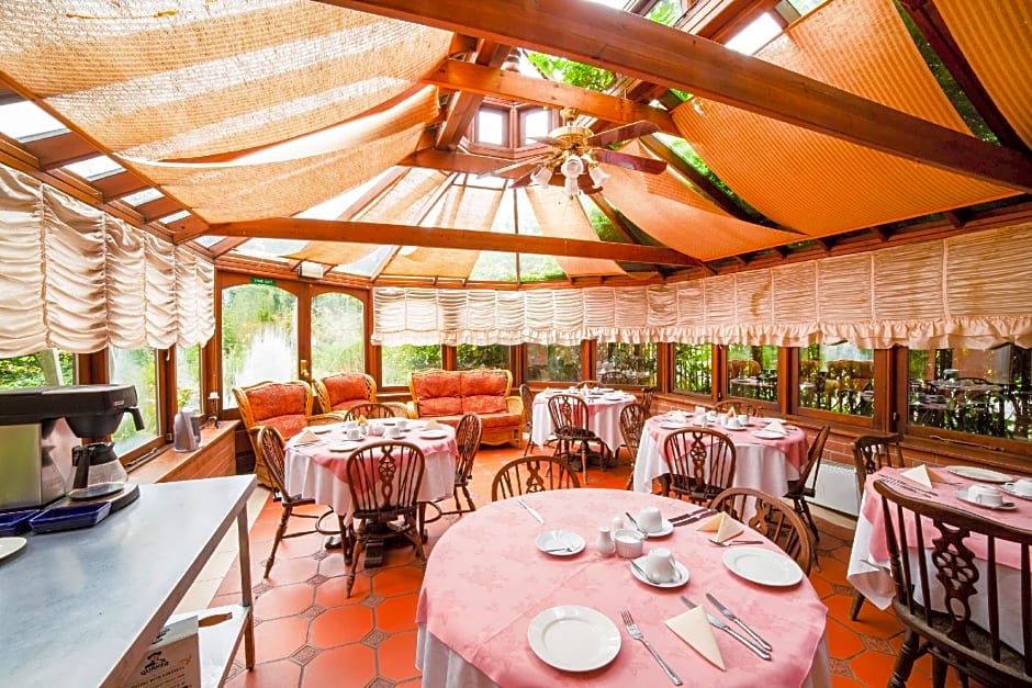 OYO The Rowers Hotel