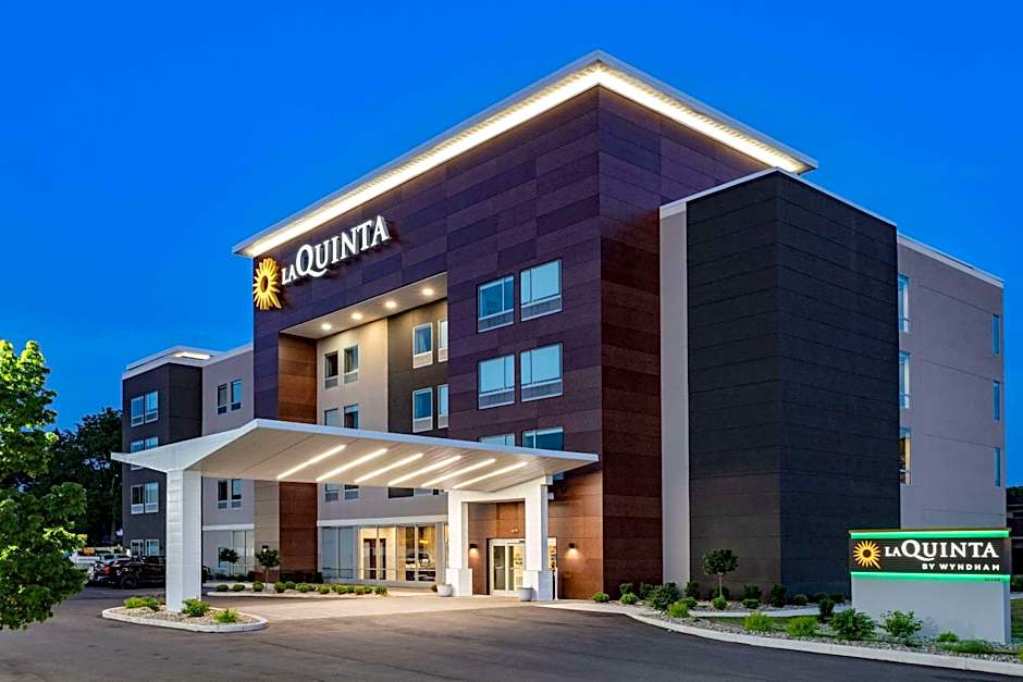 LaQuinta Suites by Wyndham South Bend Notre Dame Area