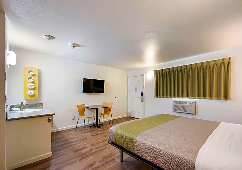 Motel 6-Burlington, WA