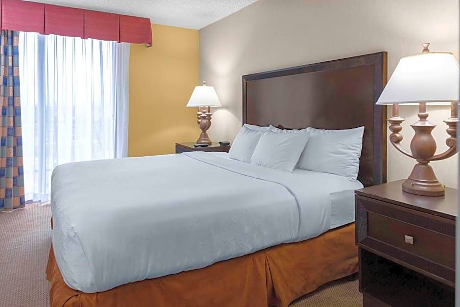 Embassy Suites by Hilton Kansas City Plaza