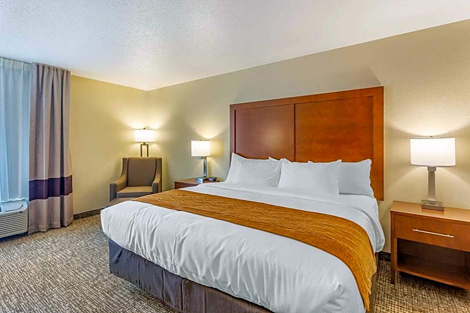 Comfort Inn DeKalb - Adjacent the University