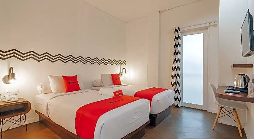 RedDoorz Premium @ Hotel Hebat