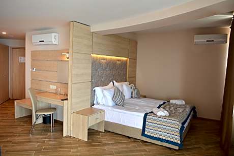 One-Bedroom Suite with Balcony - Free SPA and Beach Access