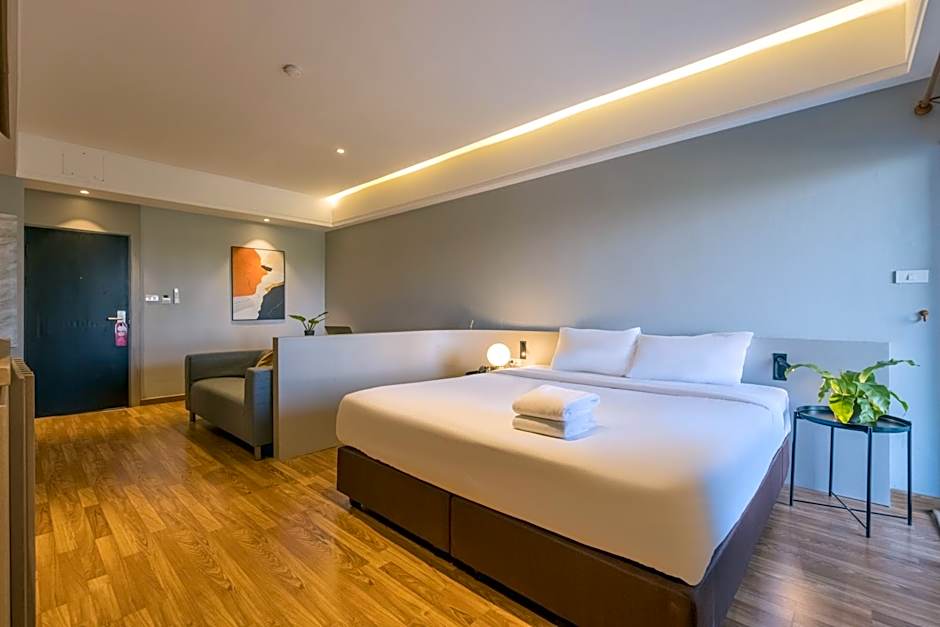 Photo 1 of 12 of Deluxe Studio 1 King Bed