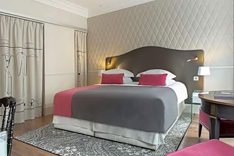 Deluxe Room with Opera View and Balcony