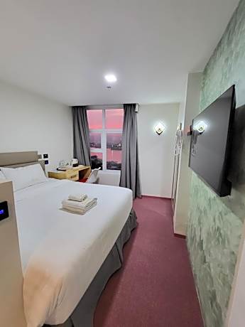 Premier Deluxe Queen Room with Free Airport Transfer