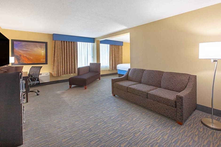 Days Inn & Suites by Wyndham Grand Rapids Near Downtown