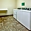 La Quinta Inn & Suites by Wyndham Dallas Grand Prairie South