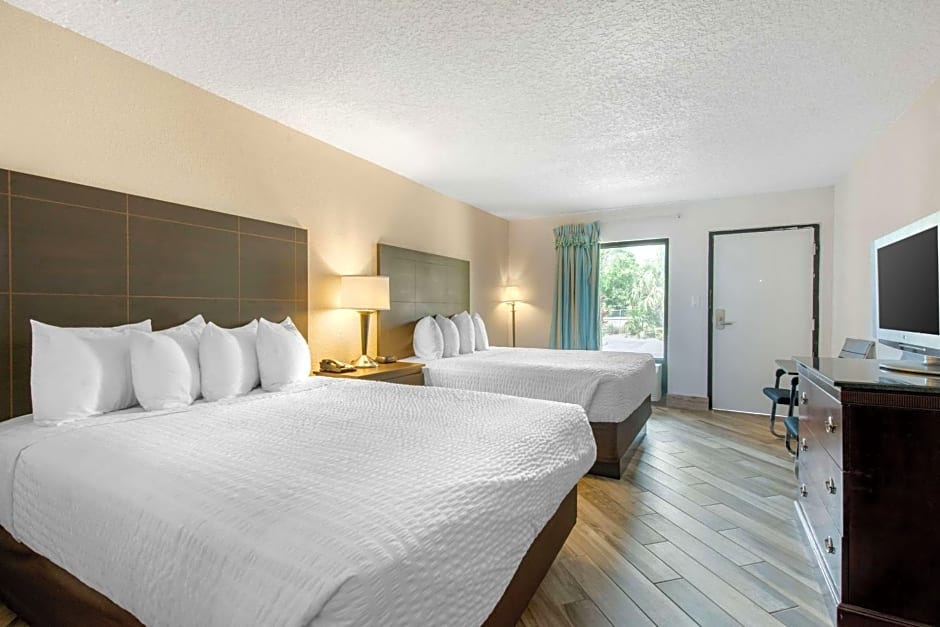 Clarion Inn & Suites Kissimmee-Lake Buena Vista South