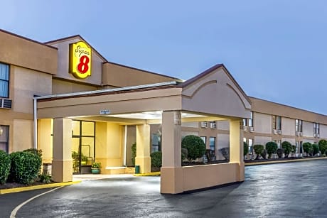 Super 8 by Wyndham Knoxville Downtown Area