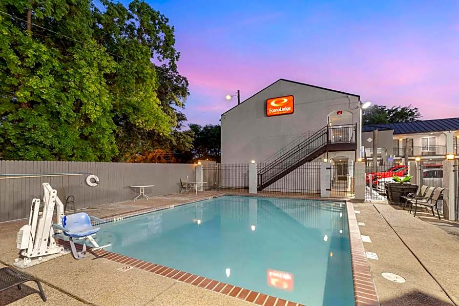 Econo Lodge Inn & Suites Near Lackland AFB
