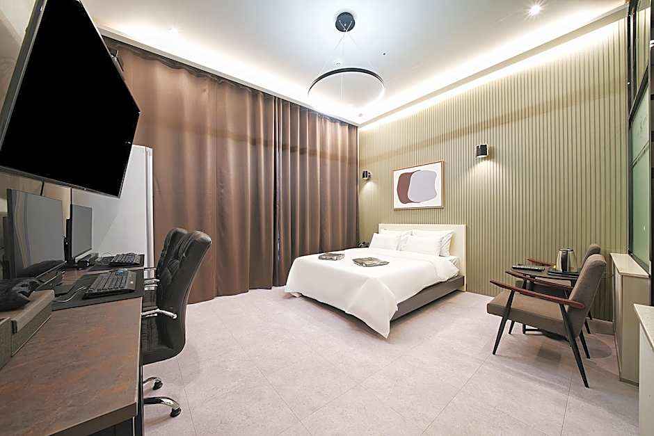 Hotel Hermes at Yongin Everland Station