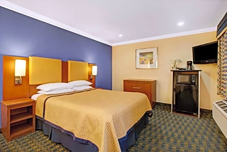 1 Queen Bed Mobility Accessible Room Non-Smoking