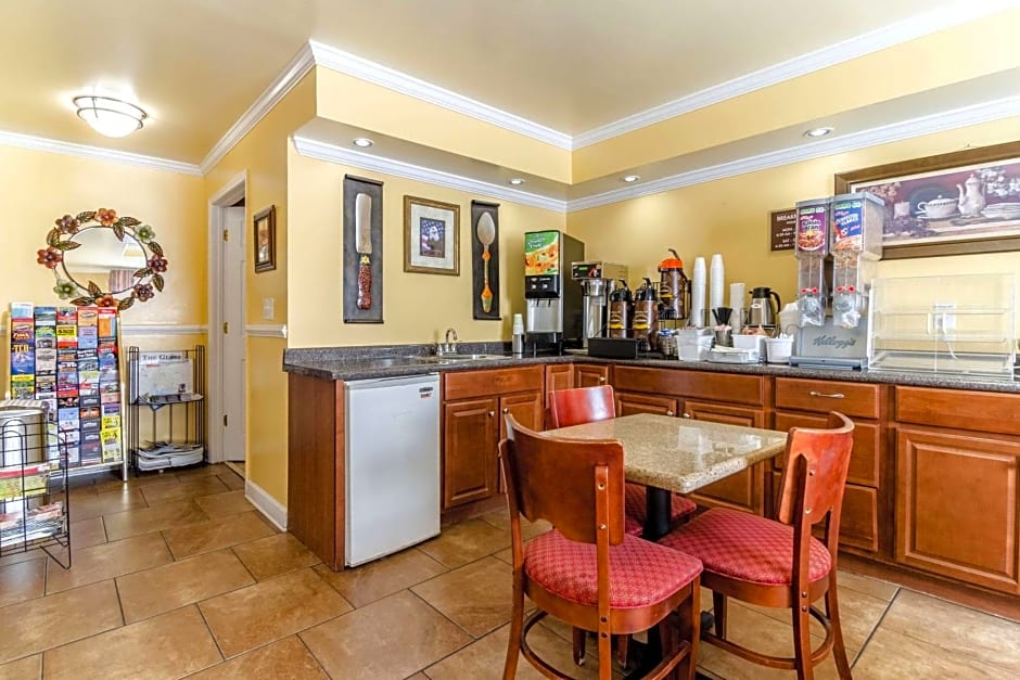 Rodeway Inn & Suites Jacksonville near Camp Lejeune