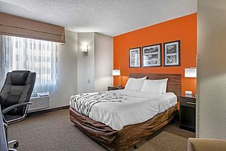 Queen Room with Tub - Accessible/Non-Smoking