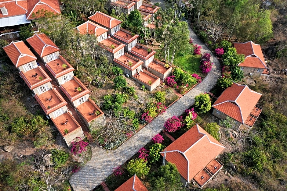 Victoria Nui Sam Lodge