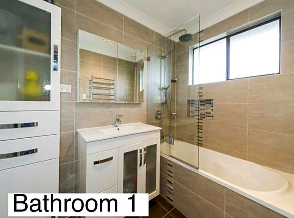 Cheerful 4 Bedrooms With Free Parking