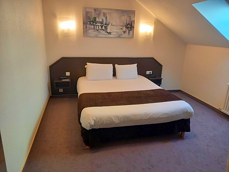Photo 1 of 4 of Standard 1 Queen Bed with Sofabed