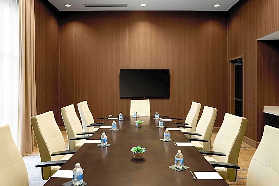 Courtyard by Marriott Dallas Downtown / Reunion District