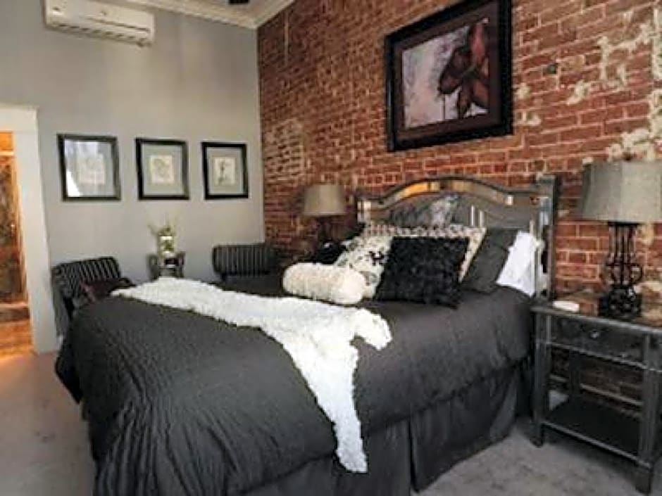 Hamilton House Inn